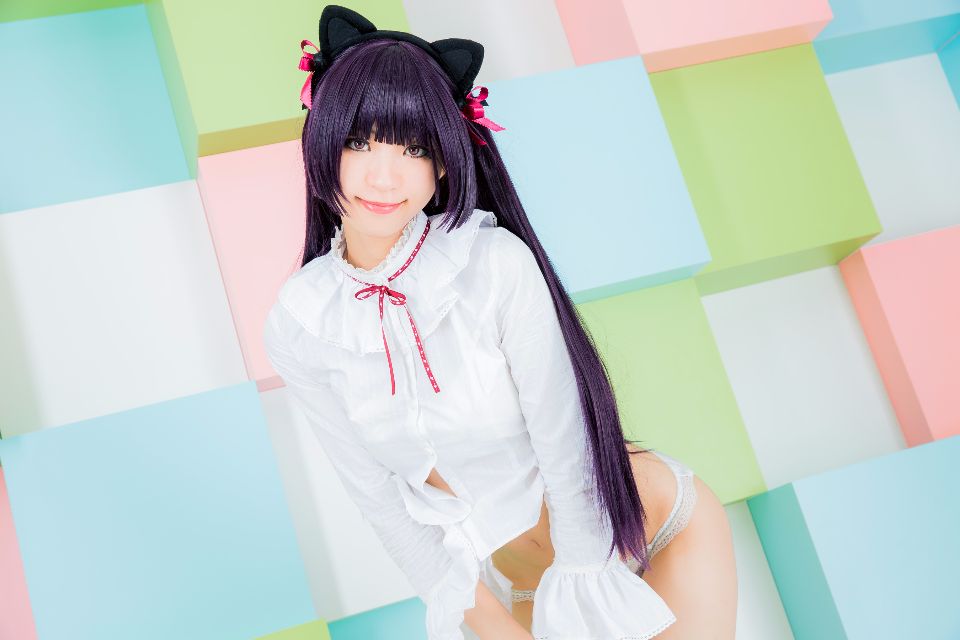 Mèo đen thay quần áo