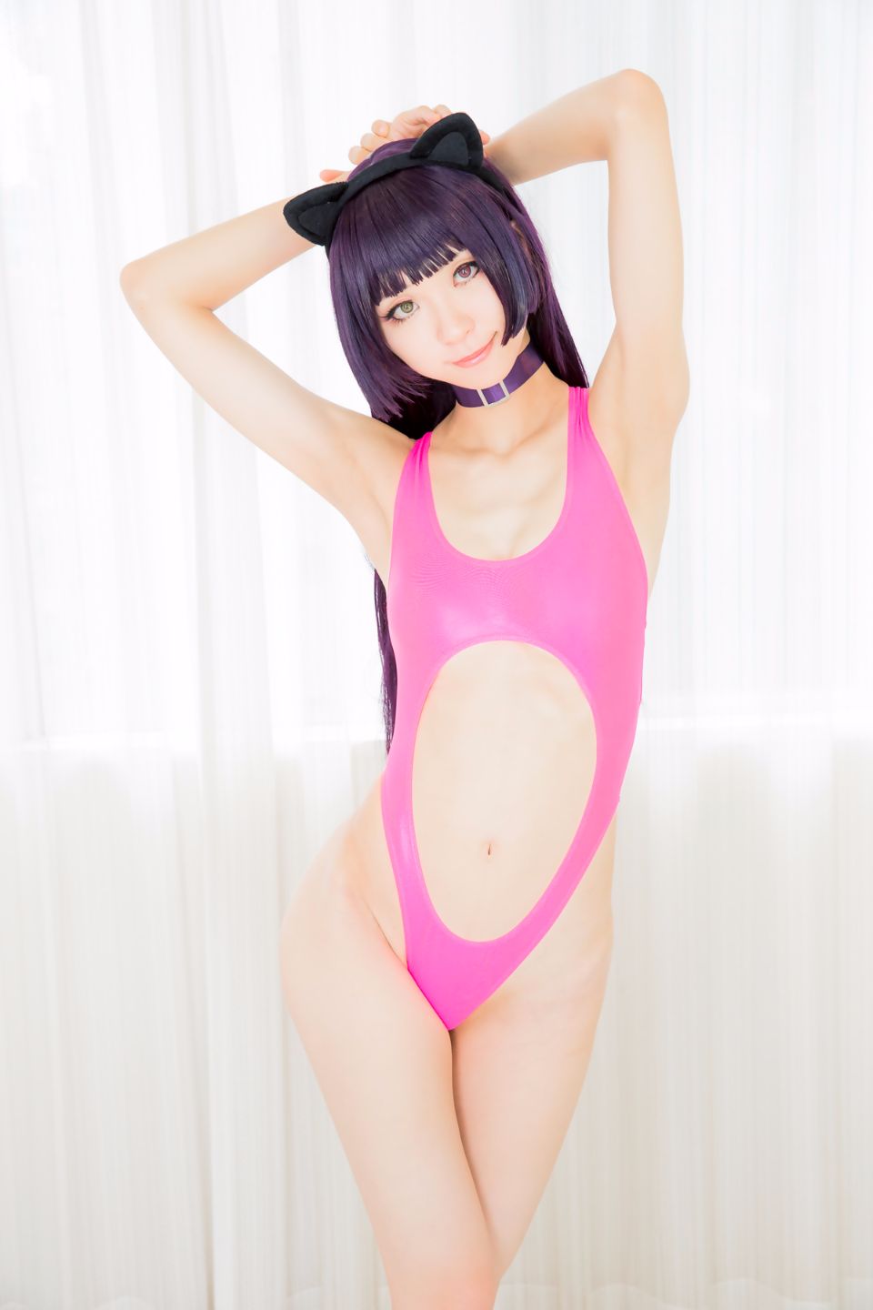 Mèo đen thay quần áo