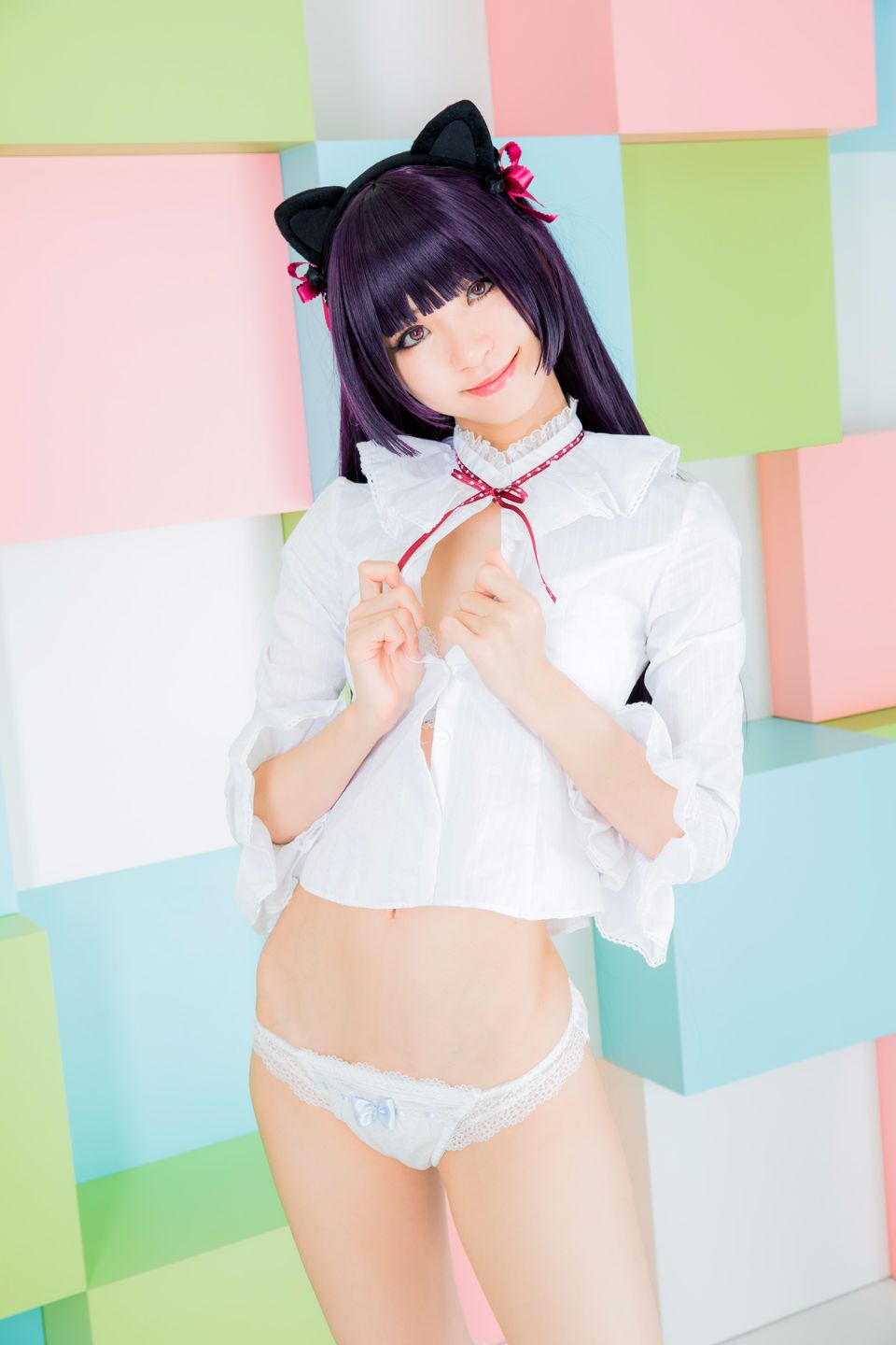 Mèo đen thay quần áo