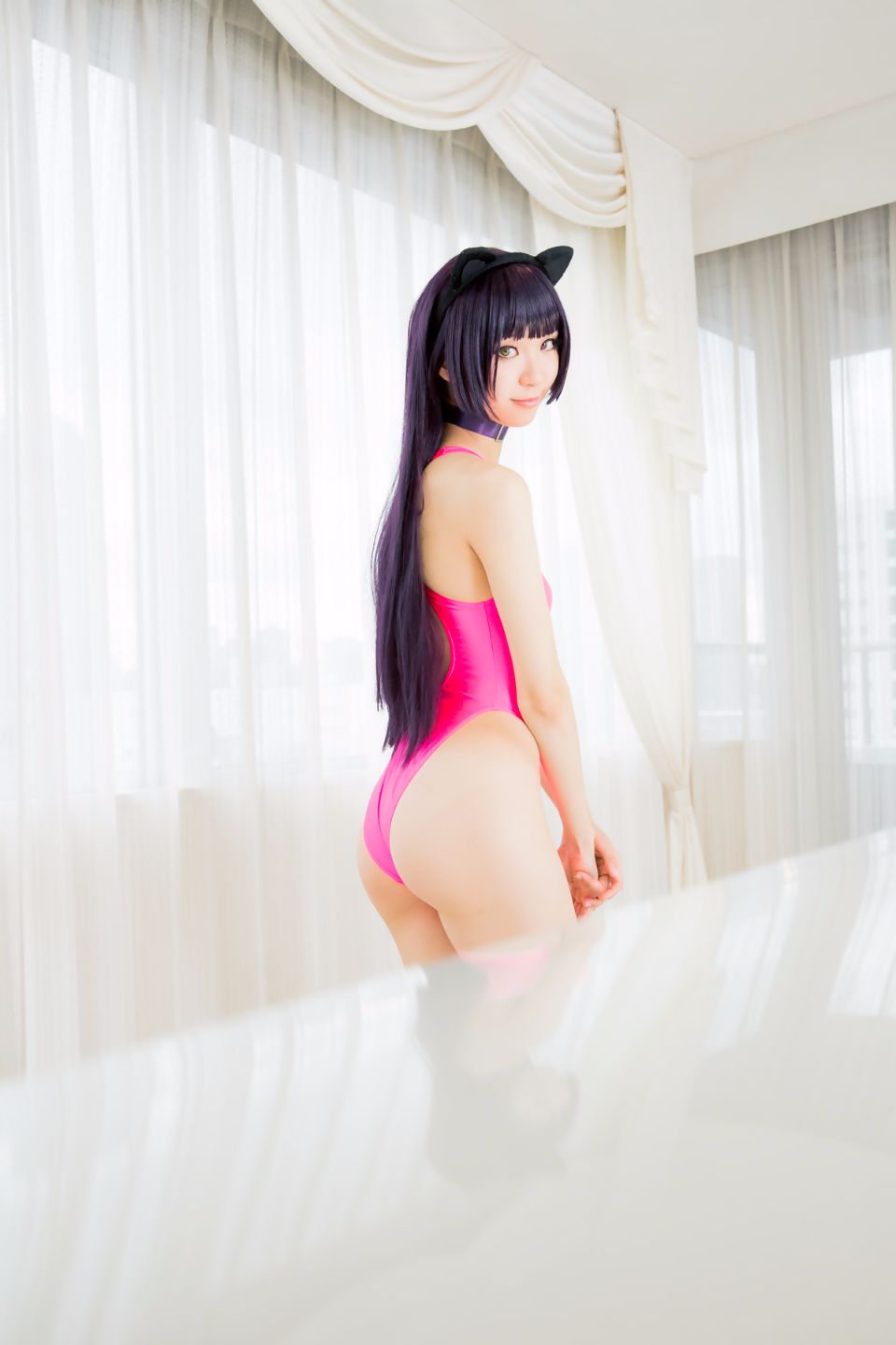 Mèo đen thay quần áo