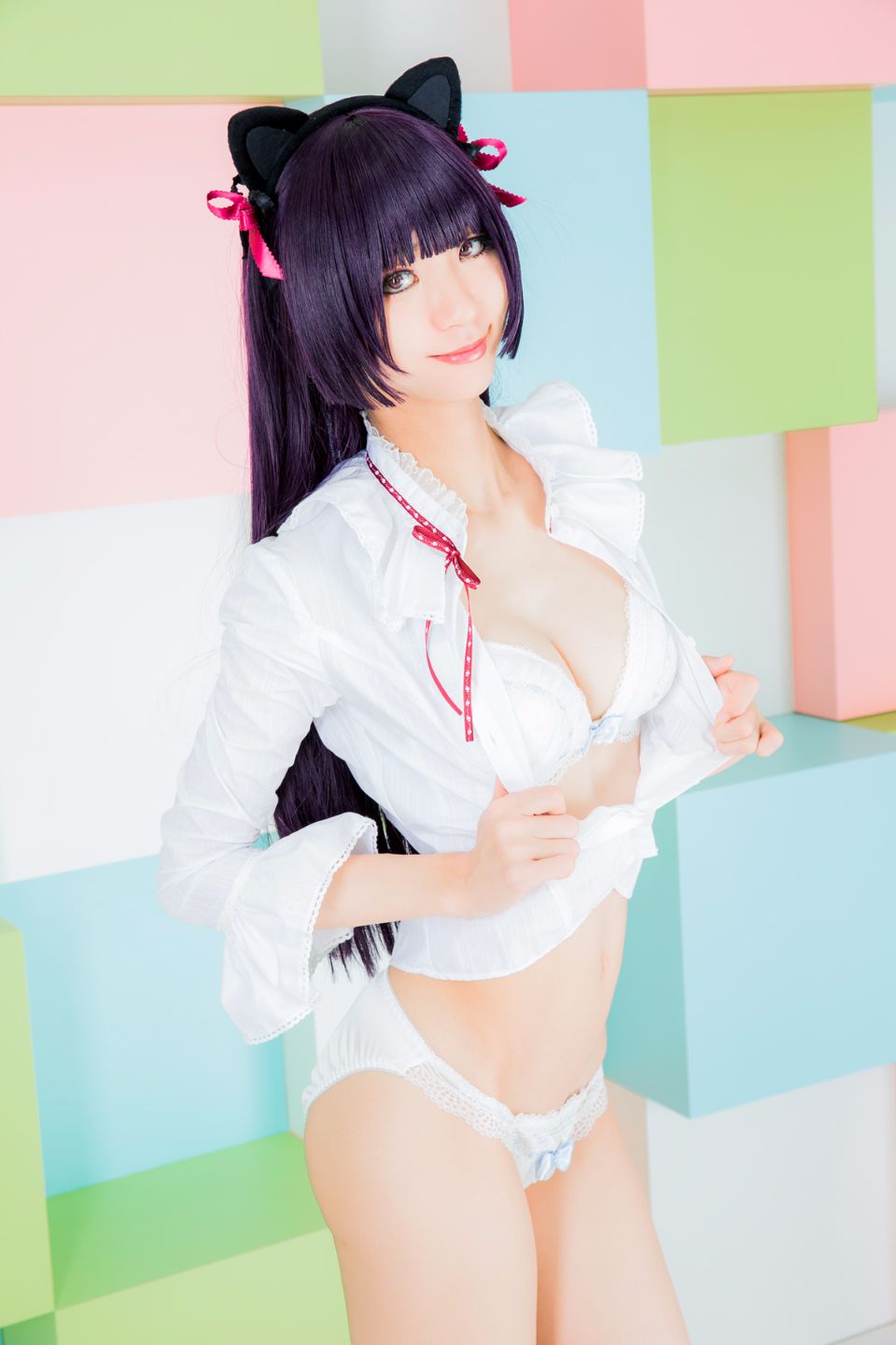 Mèo đen thay quần áo