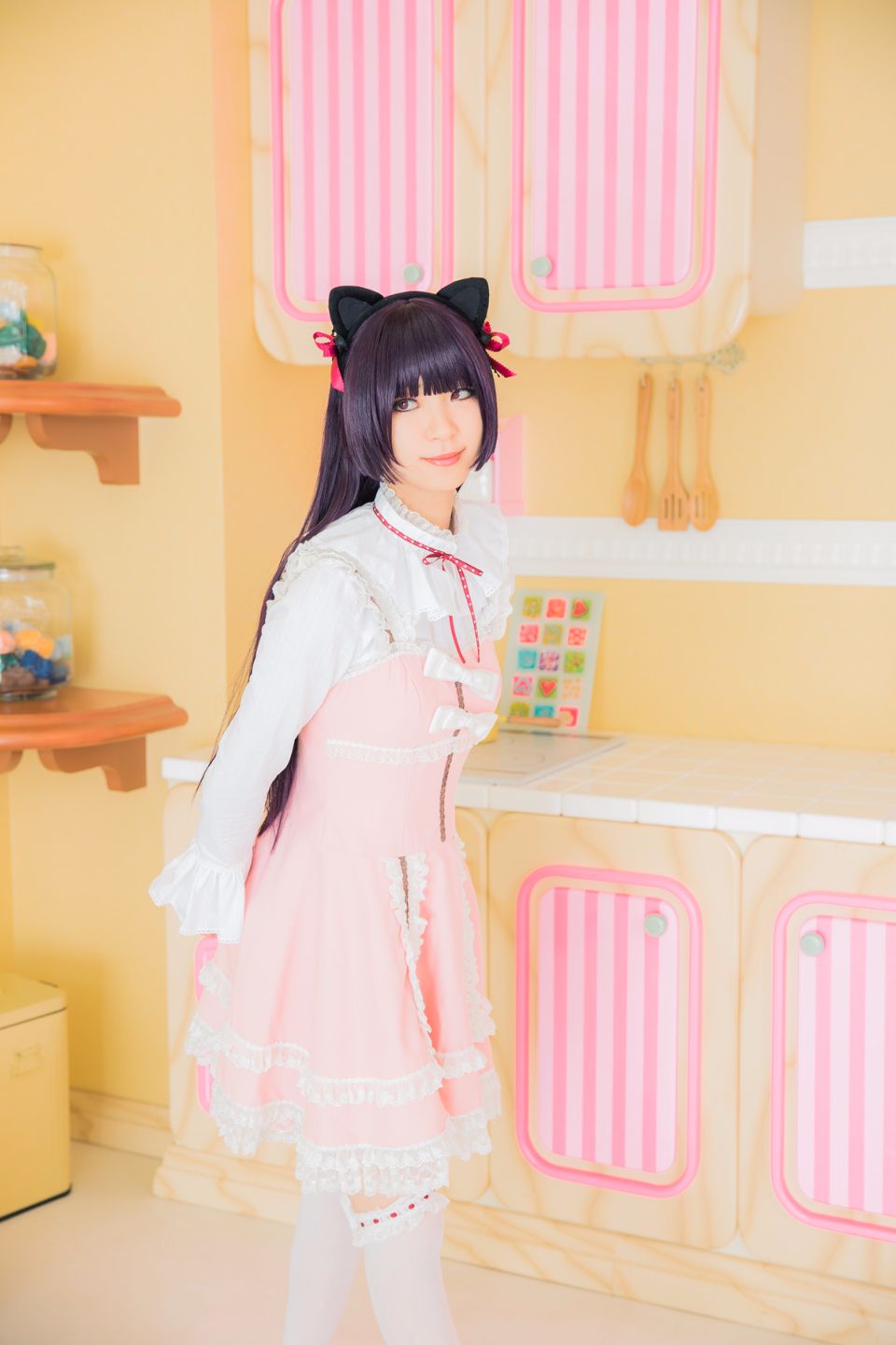 Mèo đen thay quần áo