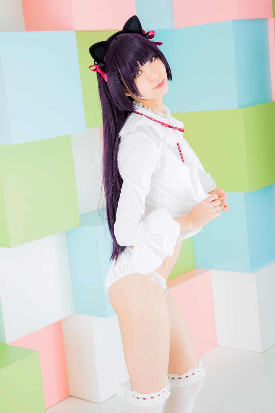 Mèo đen thay quần áo