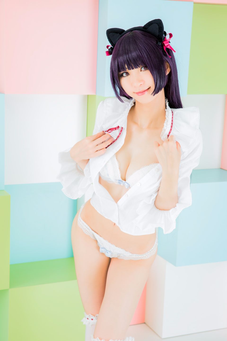 Mèo đen thay quần áo