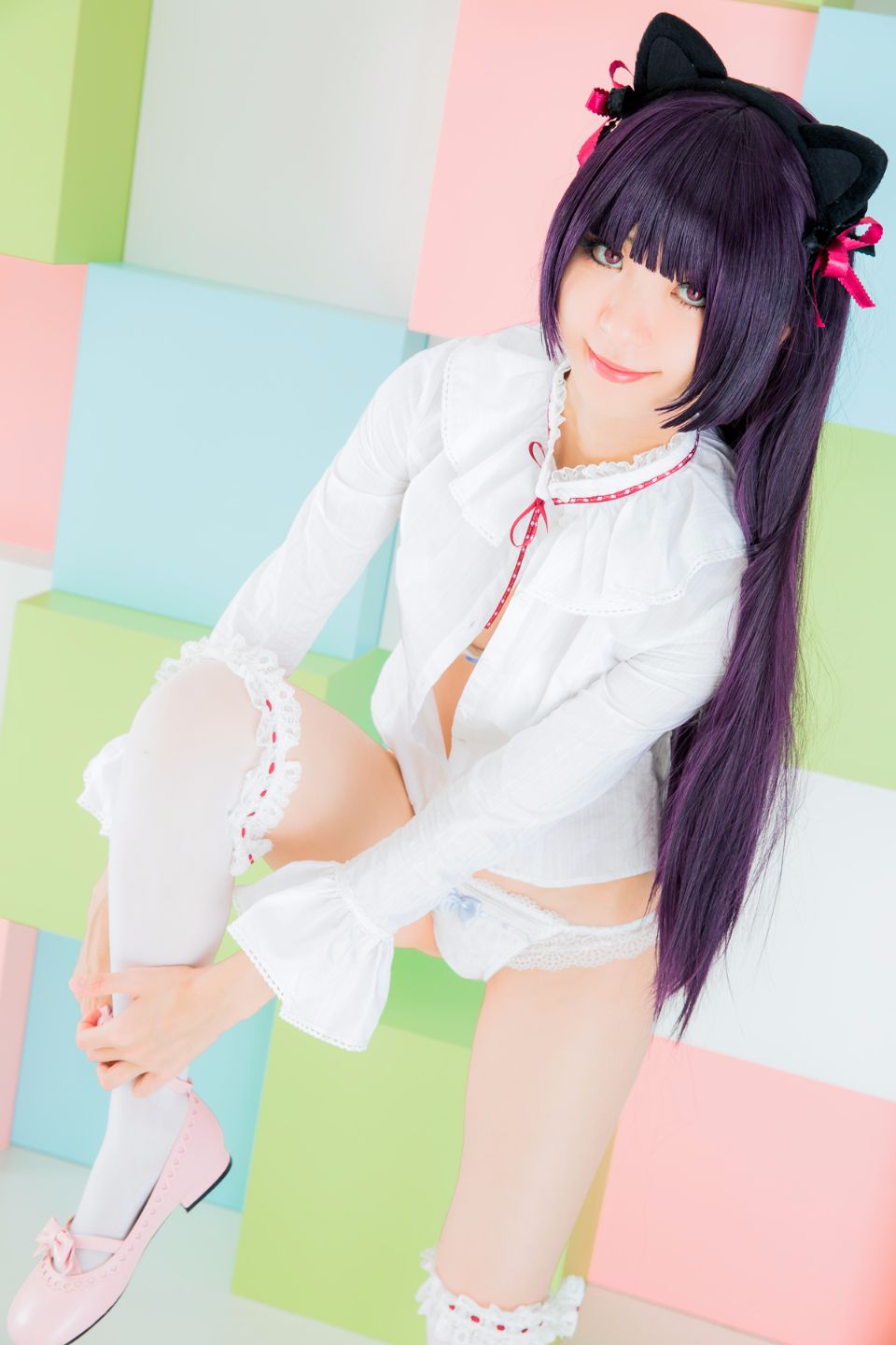 Mèo đen thay quần áo