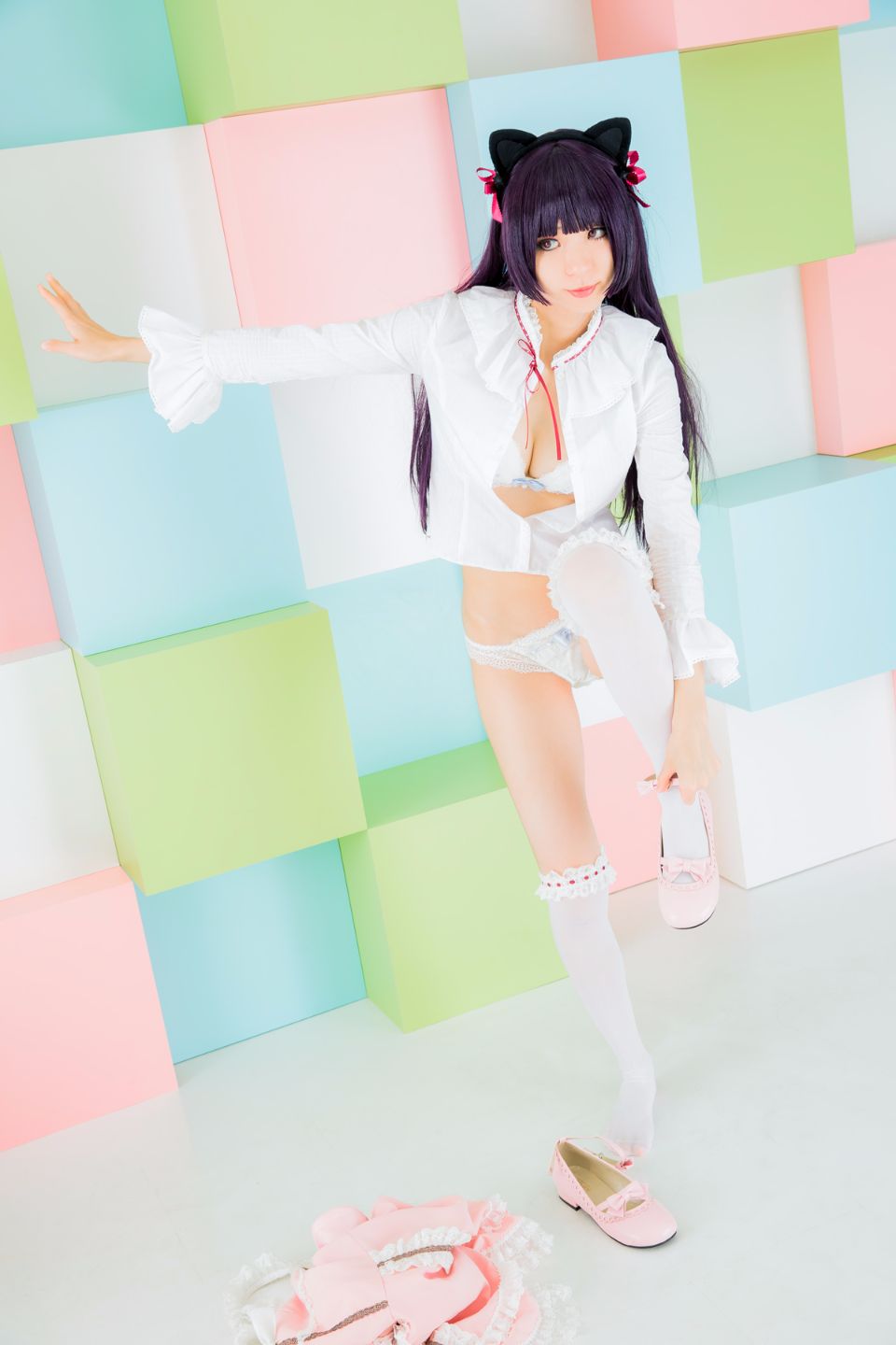 Mèo đen thay quần áo