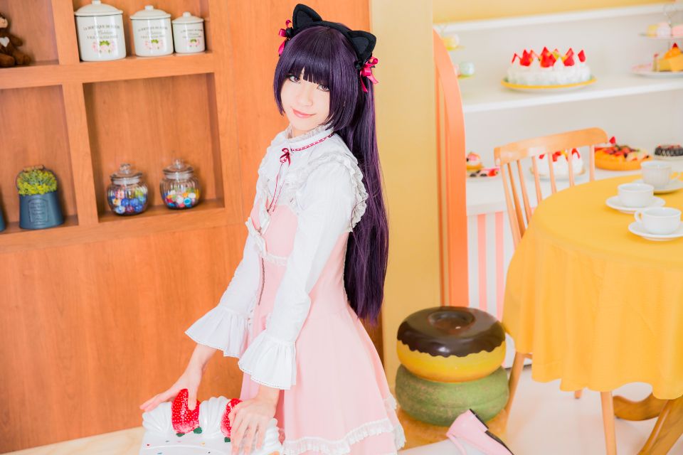 Mèo đen thay quần áo