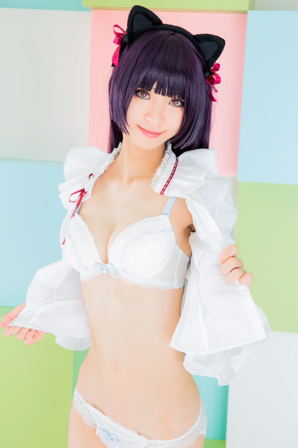 Mèo đen thay quần áo