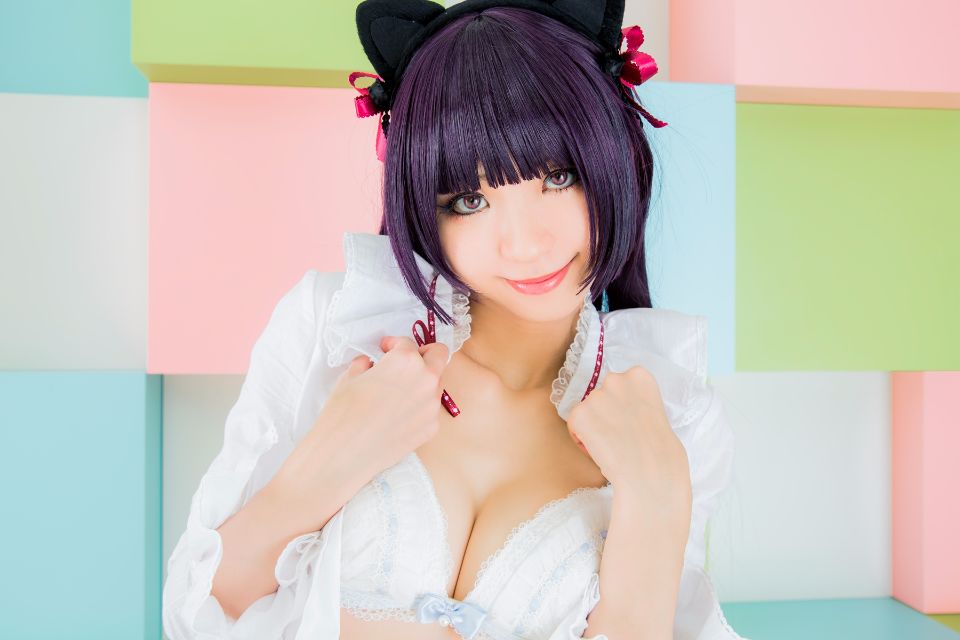 Mèo đen thay quần áo