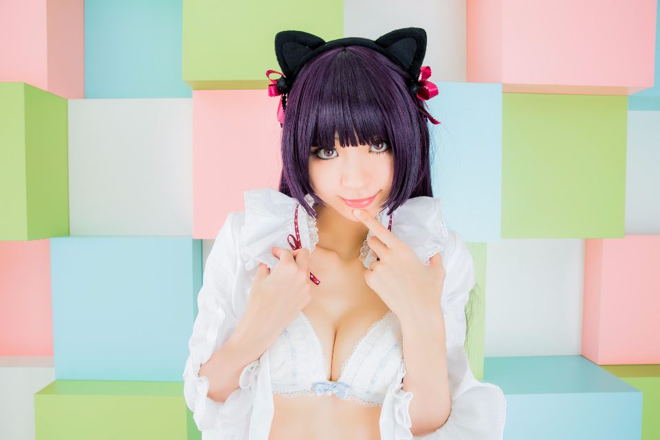 Mèo đen thay quần áo