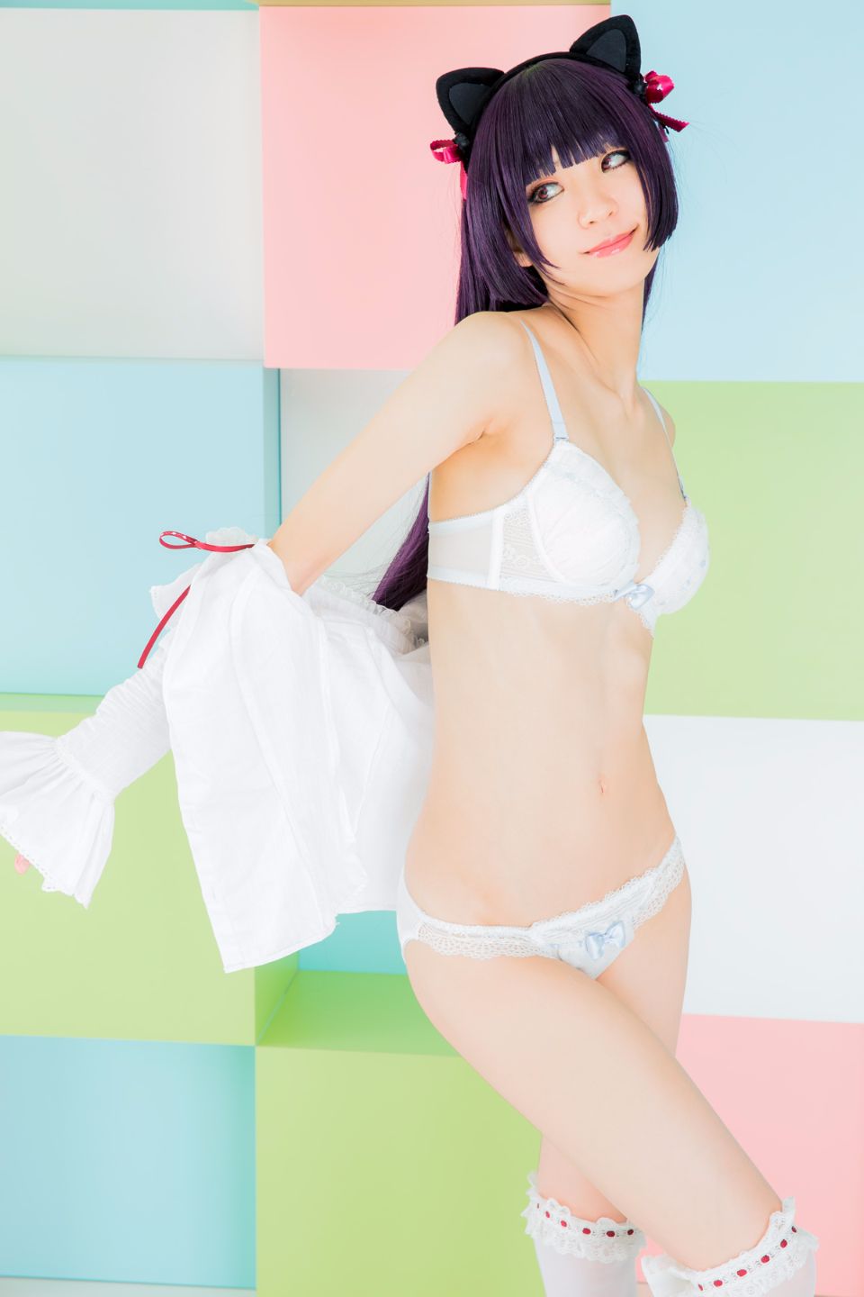 Mèo đen thay quần áo