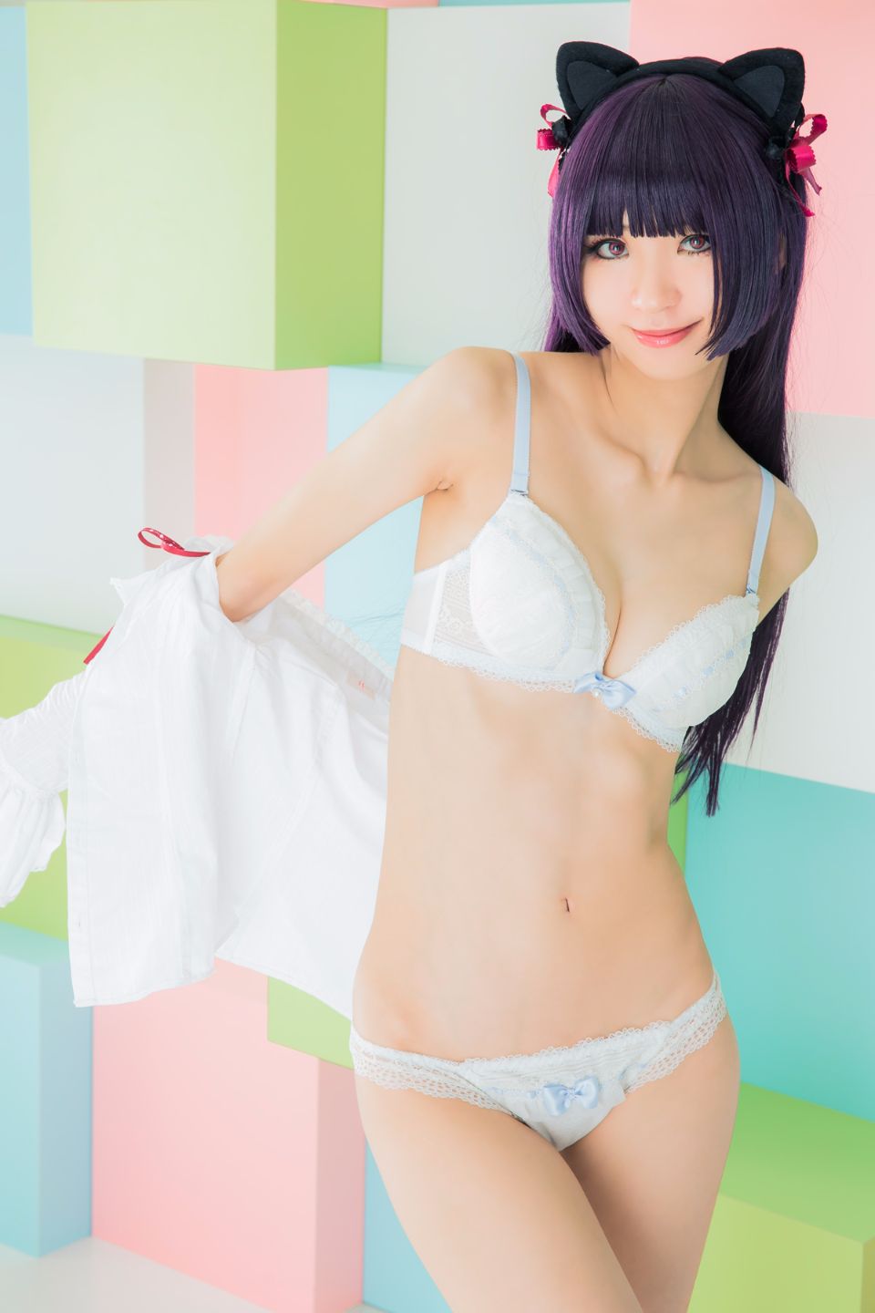 Mèo đen thay quần áo