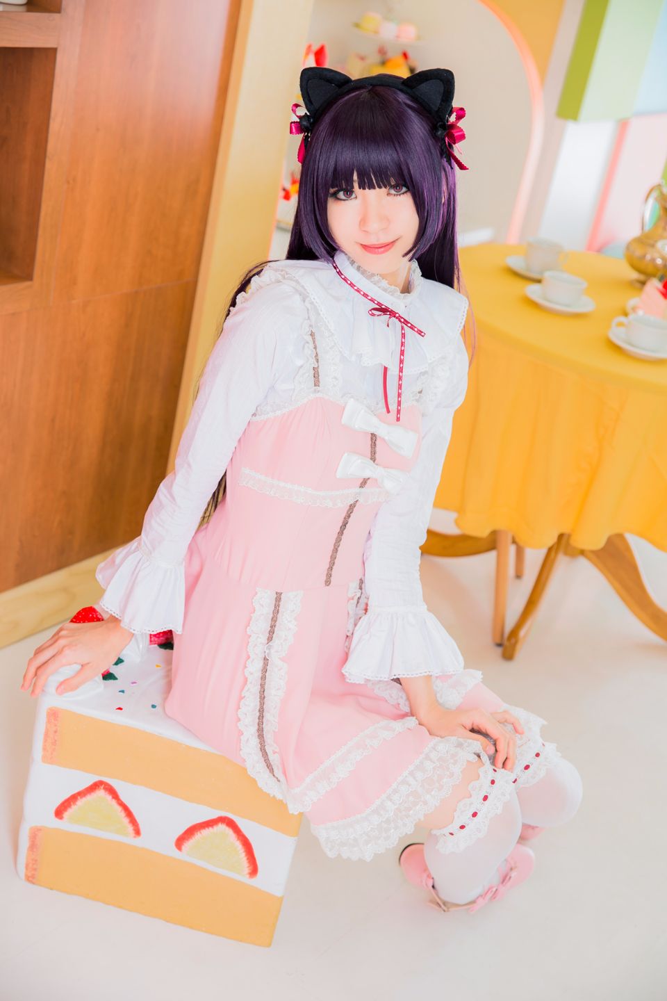 Mèo đen thay quần áo