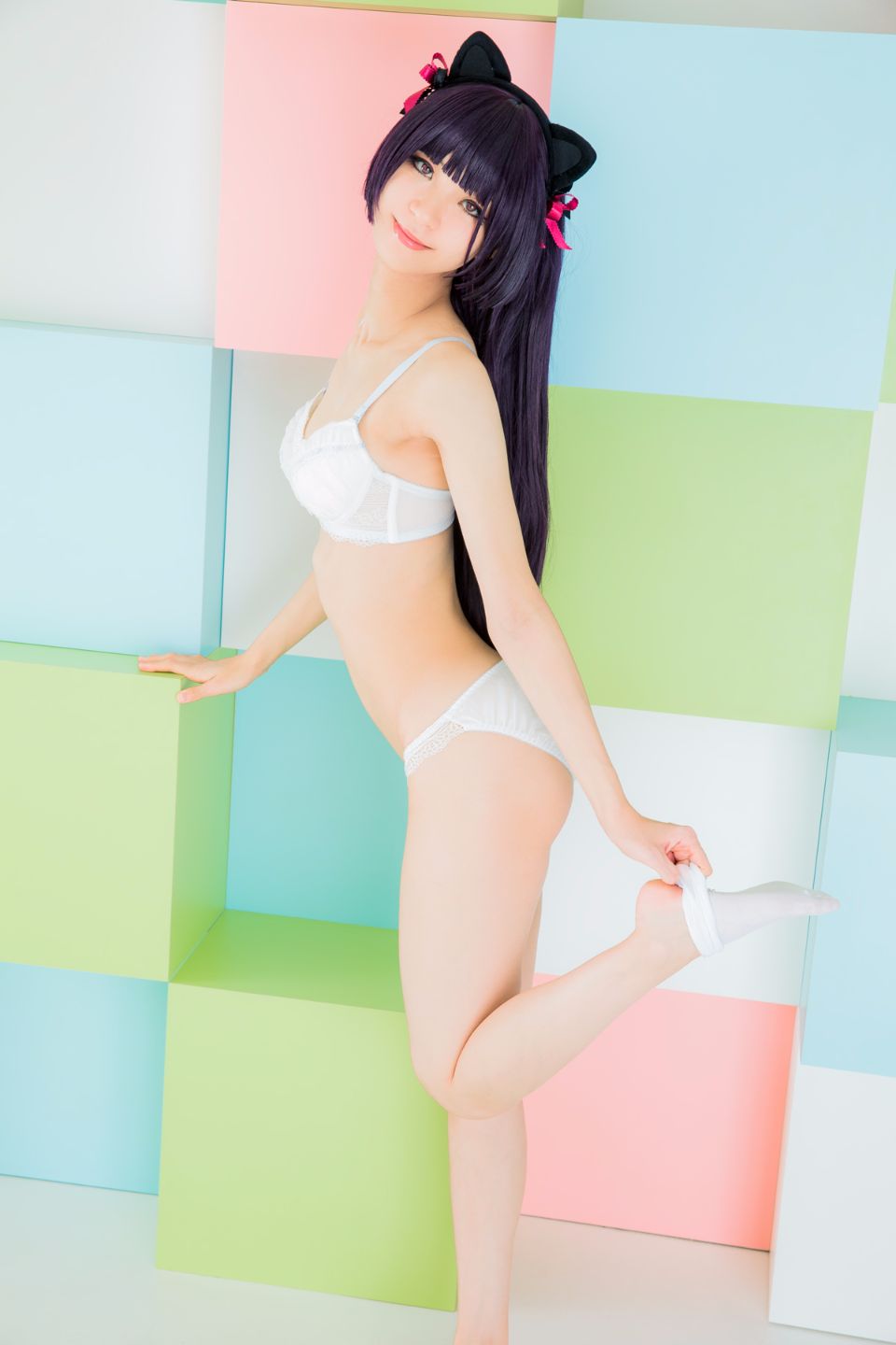 Mèo đen thay quần áo