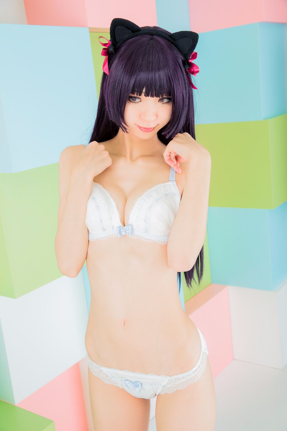 Mèo đen thay quần áo