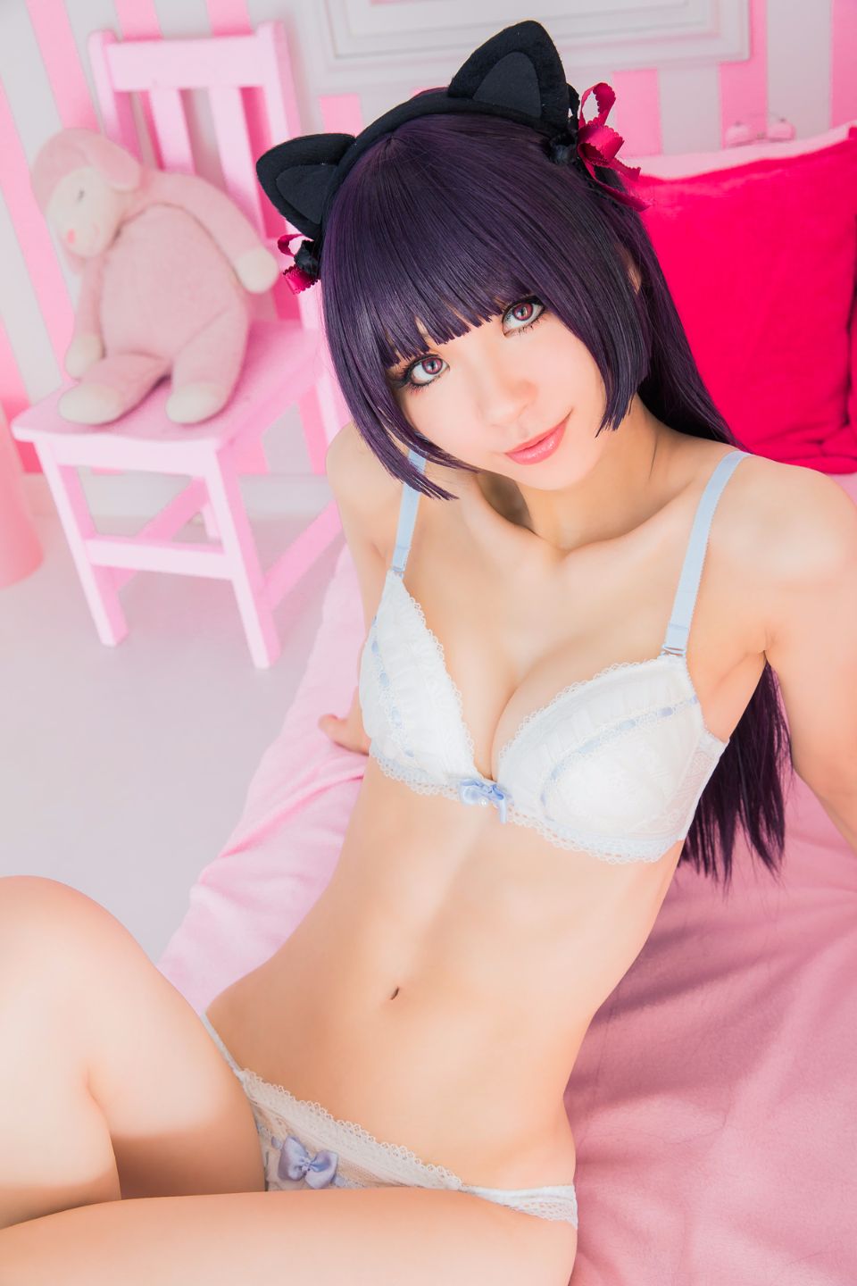 Mèo đen thay quần áo