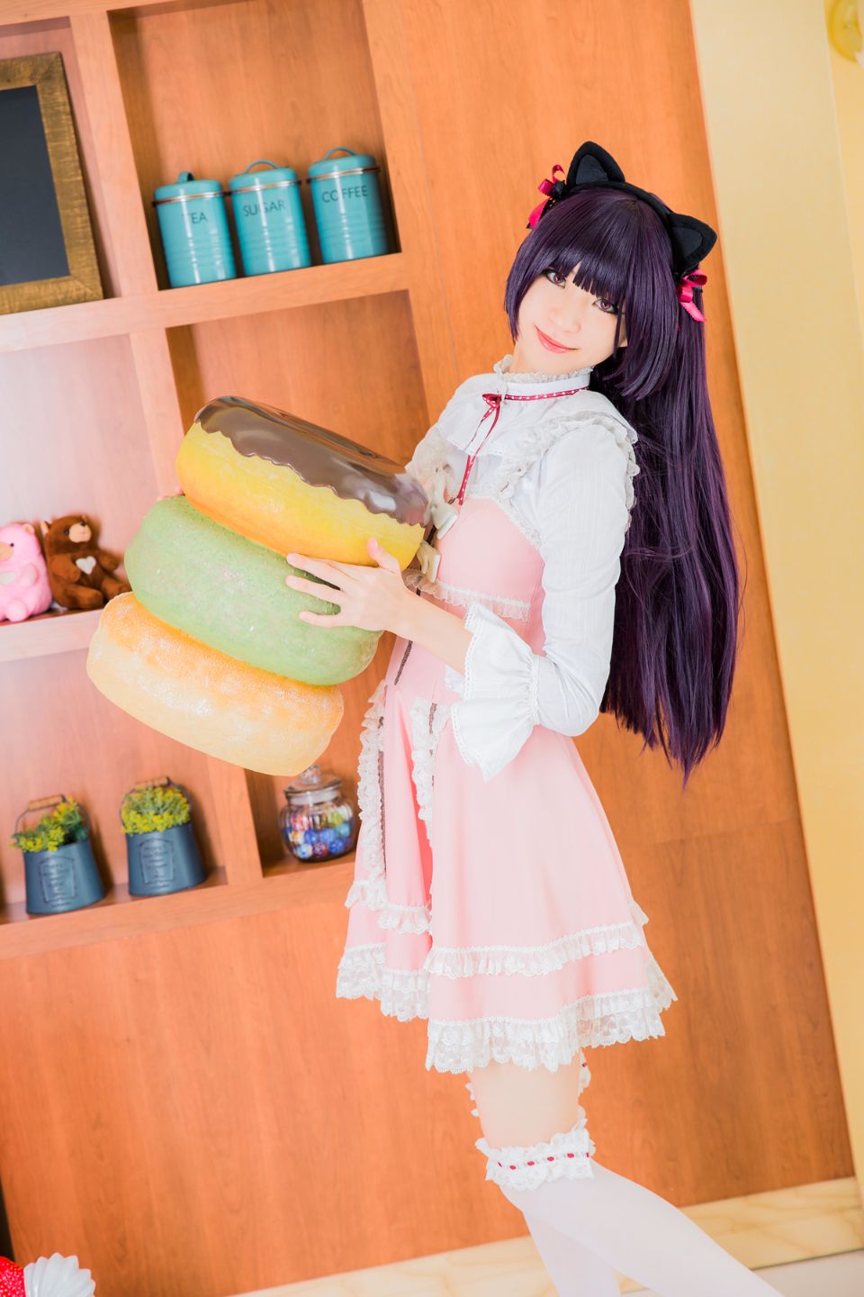 Mèo đen thay quần áo