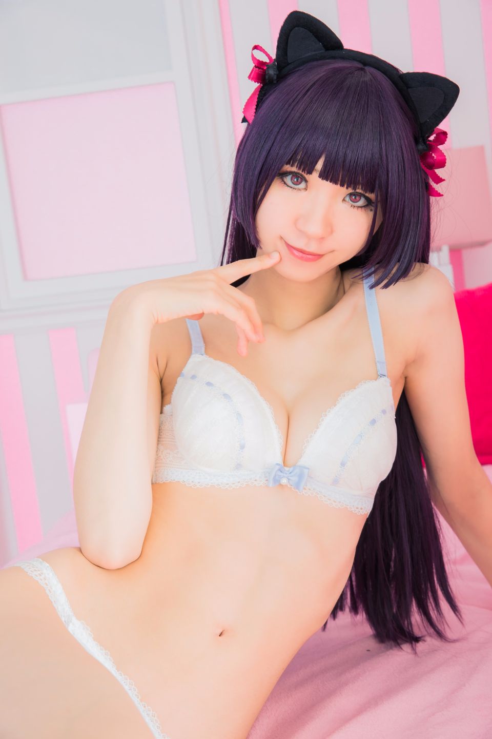 Mèo đen thay quần áo