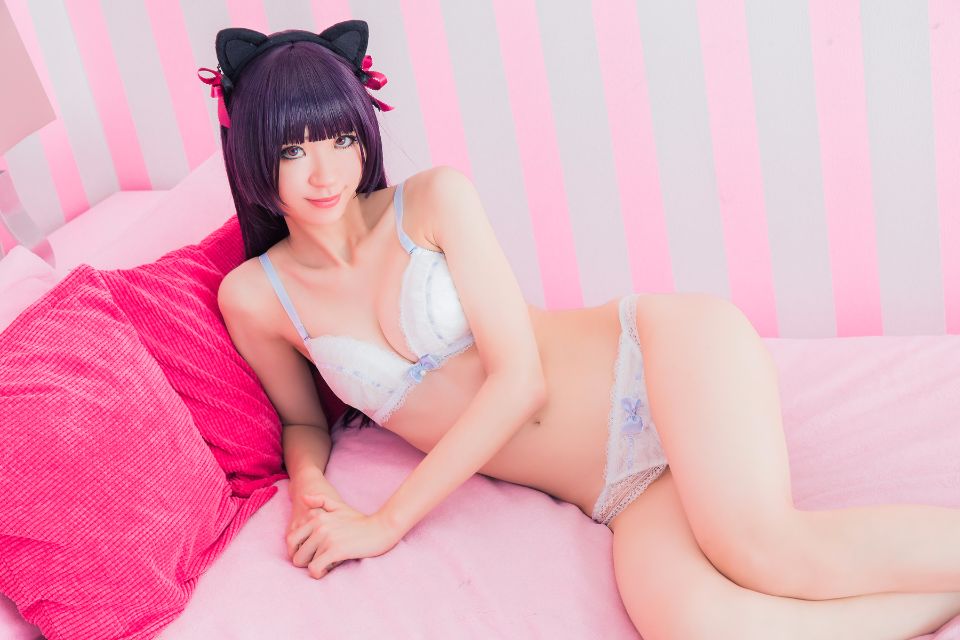 Mèo đen thay quần áo