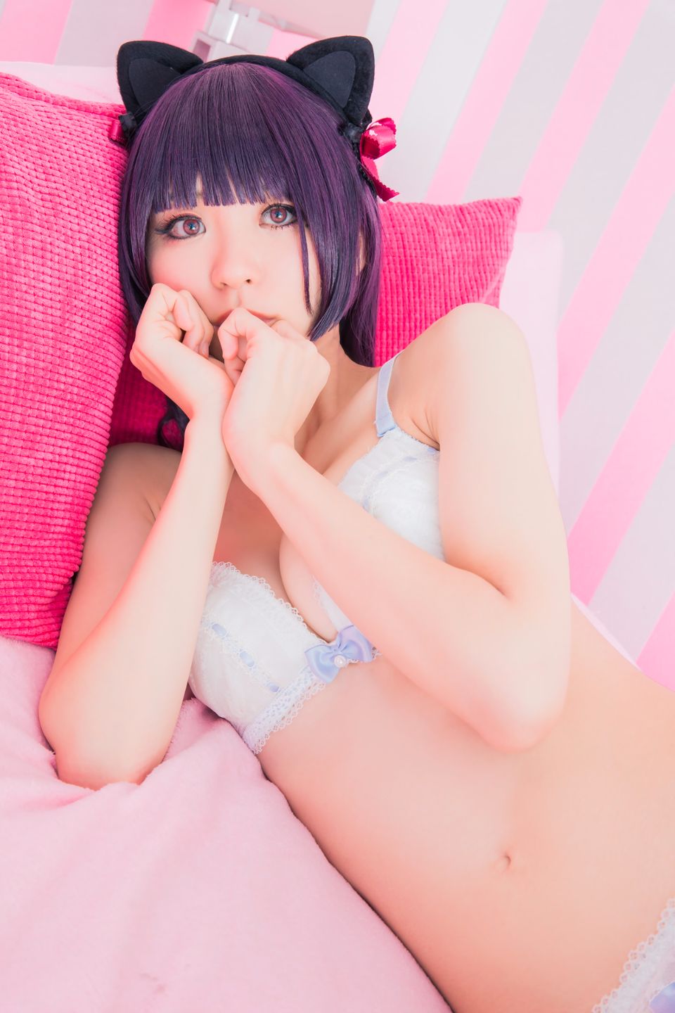 Mèo đen thay quần áo