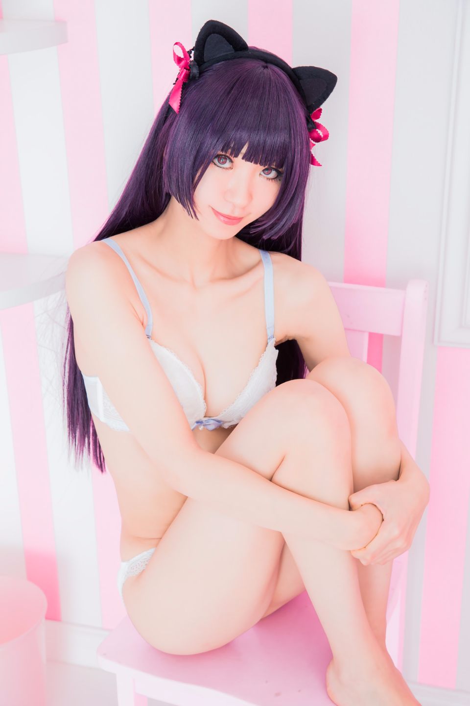 Mèo đen thay quần áo