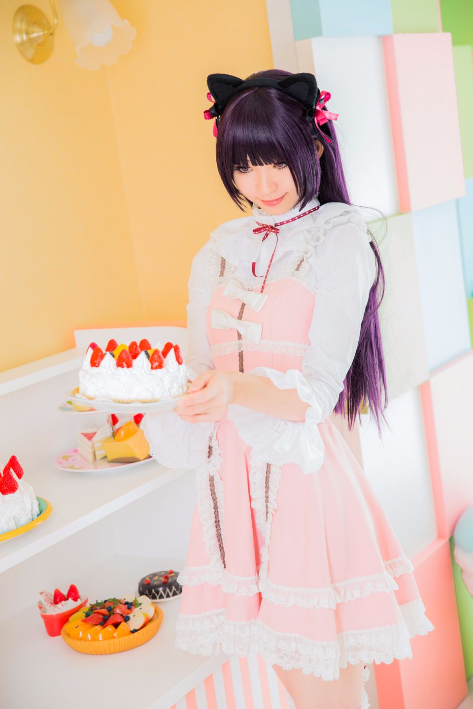 Mèo đen thay quần áo