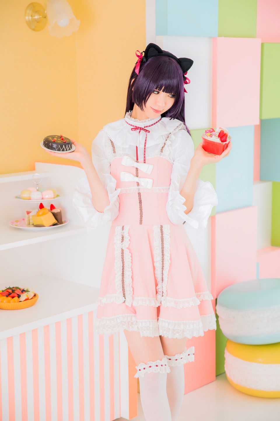 Mèo đen thay quần áo