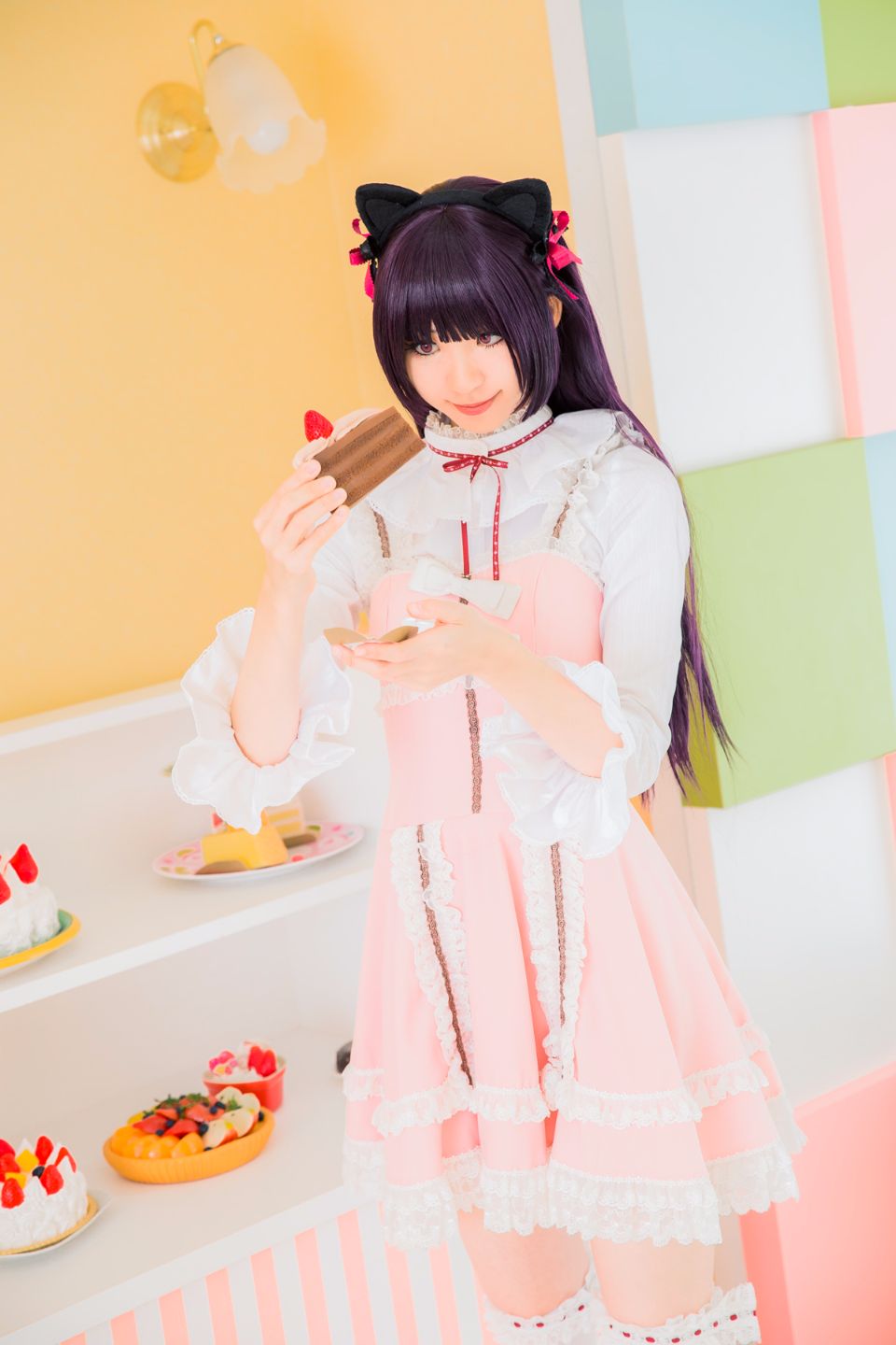 Mèo đen thay quần áo