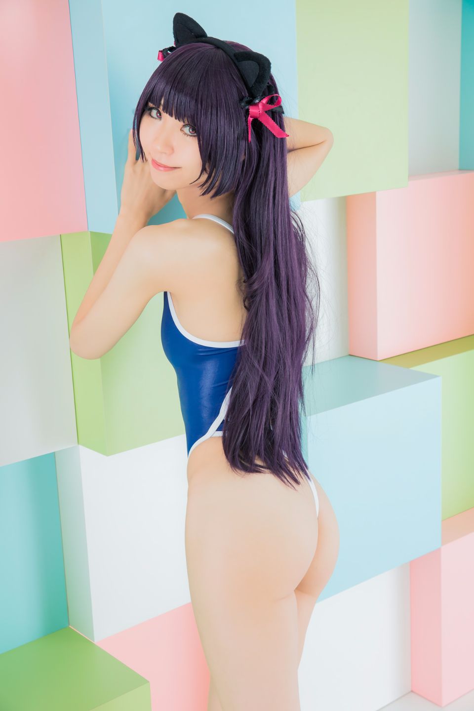 Mèo đen thay quần áo