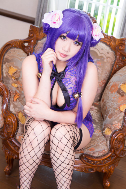 Nữ mèo ở nhà hàng mèo