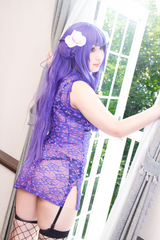 Nữ mèo ở nhà hàng mèo