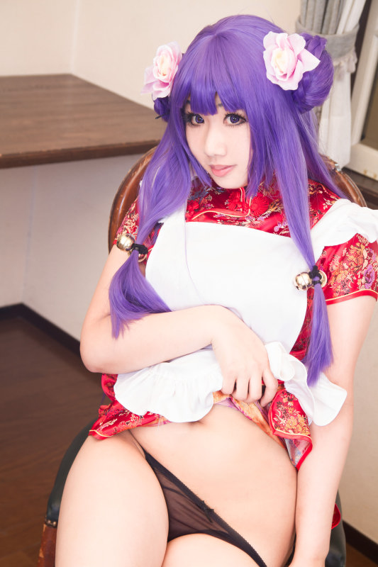 Nữ mèo ở nhà hàng mèo