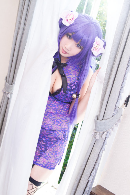 Nữ mèo ở nhà hàng mèo