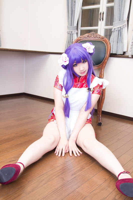 Nữ mèo ở nhà hàng mèo