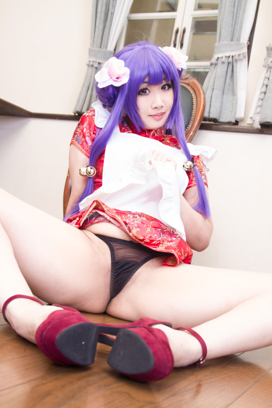 Nữ mèo ở nhà hàng mèo