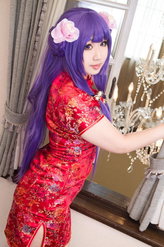 Nữ mèo ở nhà hàng mèo