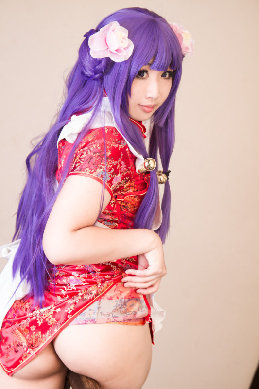 Nữ mèo ở nhà hàng mèo