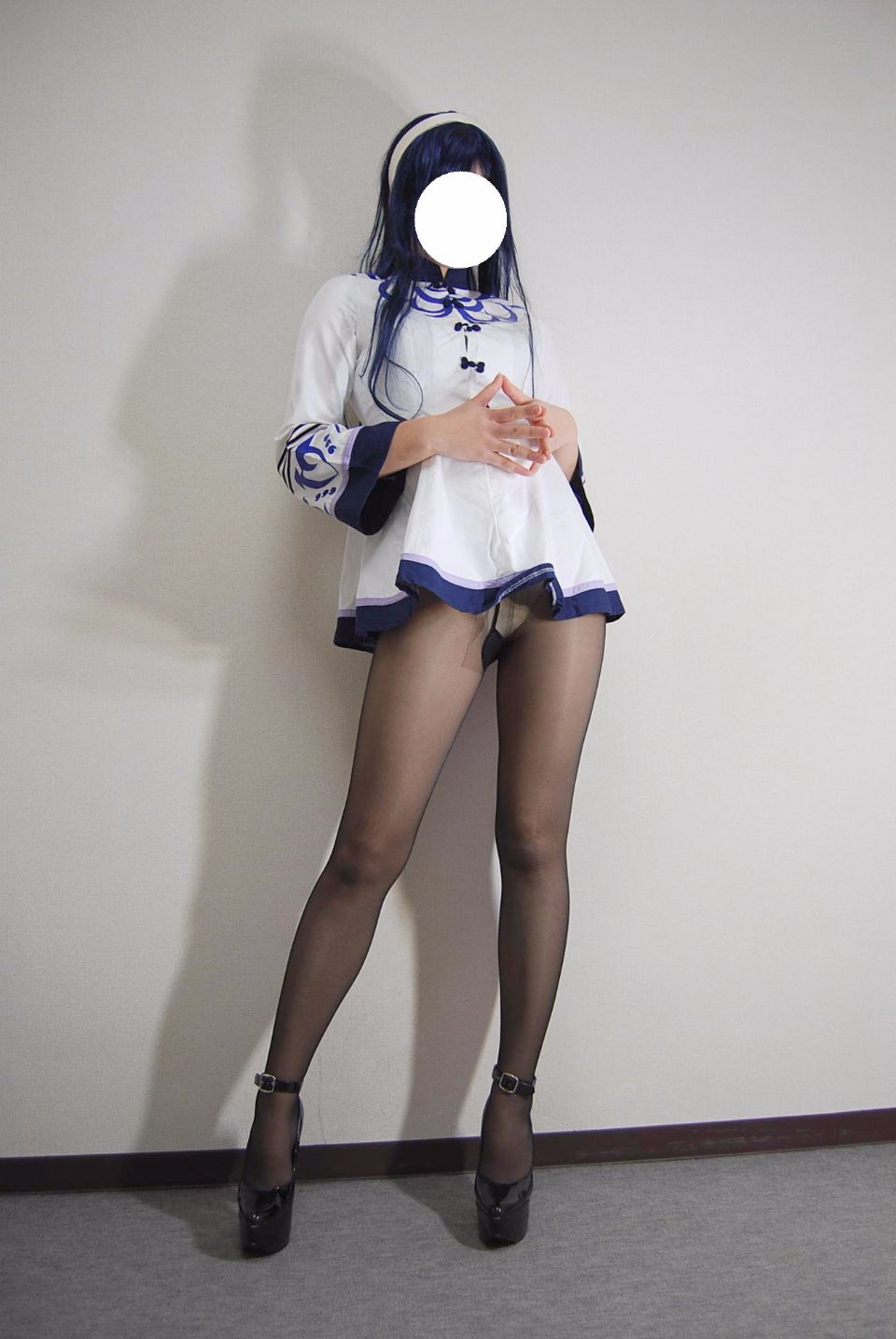 Trang phục đồng phục màu đen siêu mini