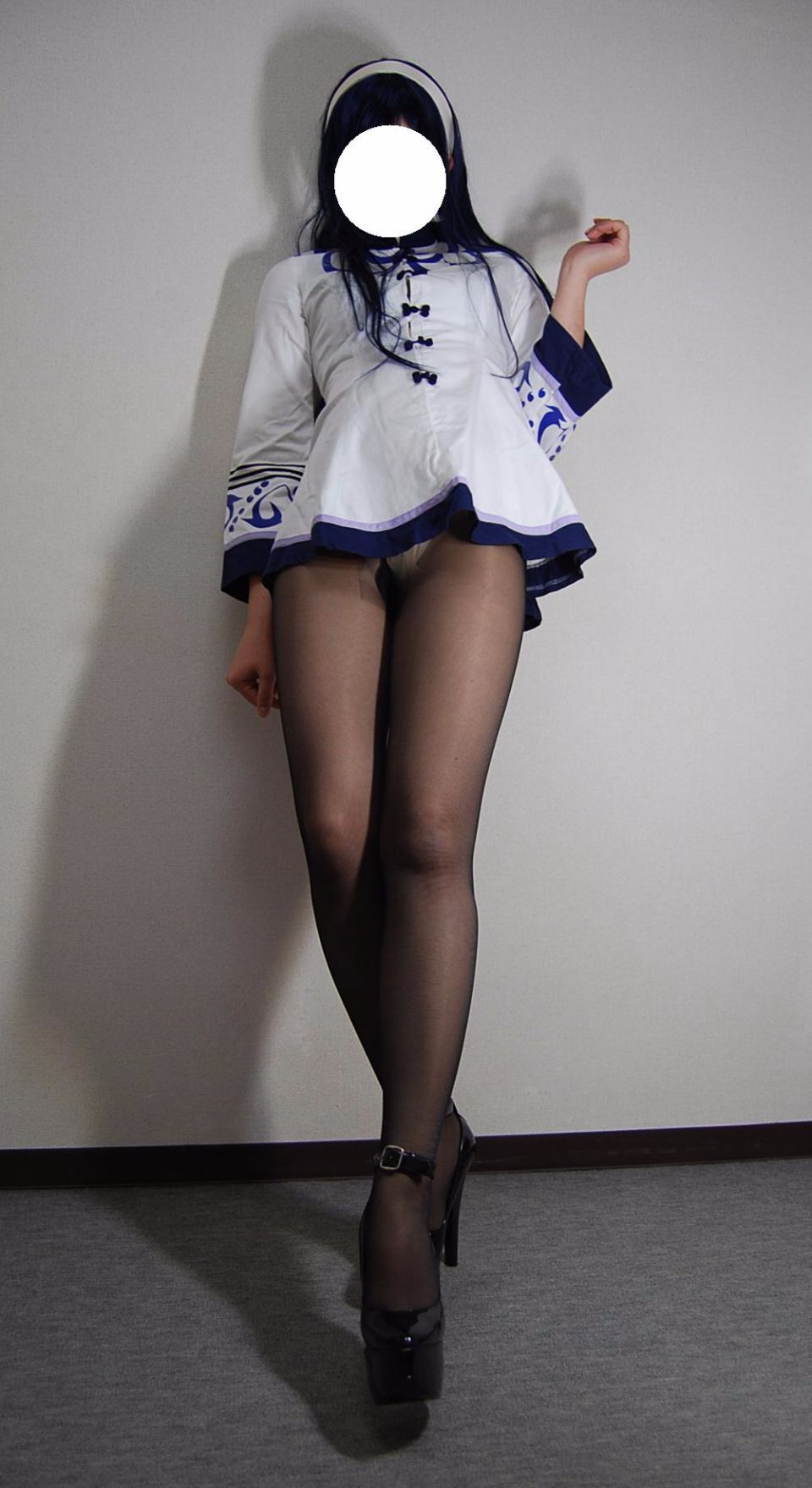 Trang phục đồng phục màu đen siêu mini