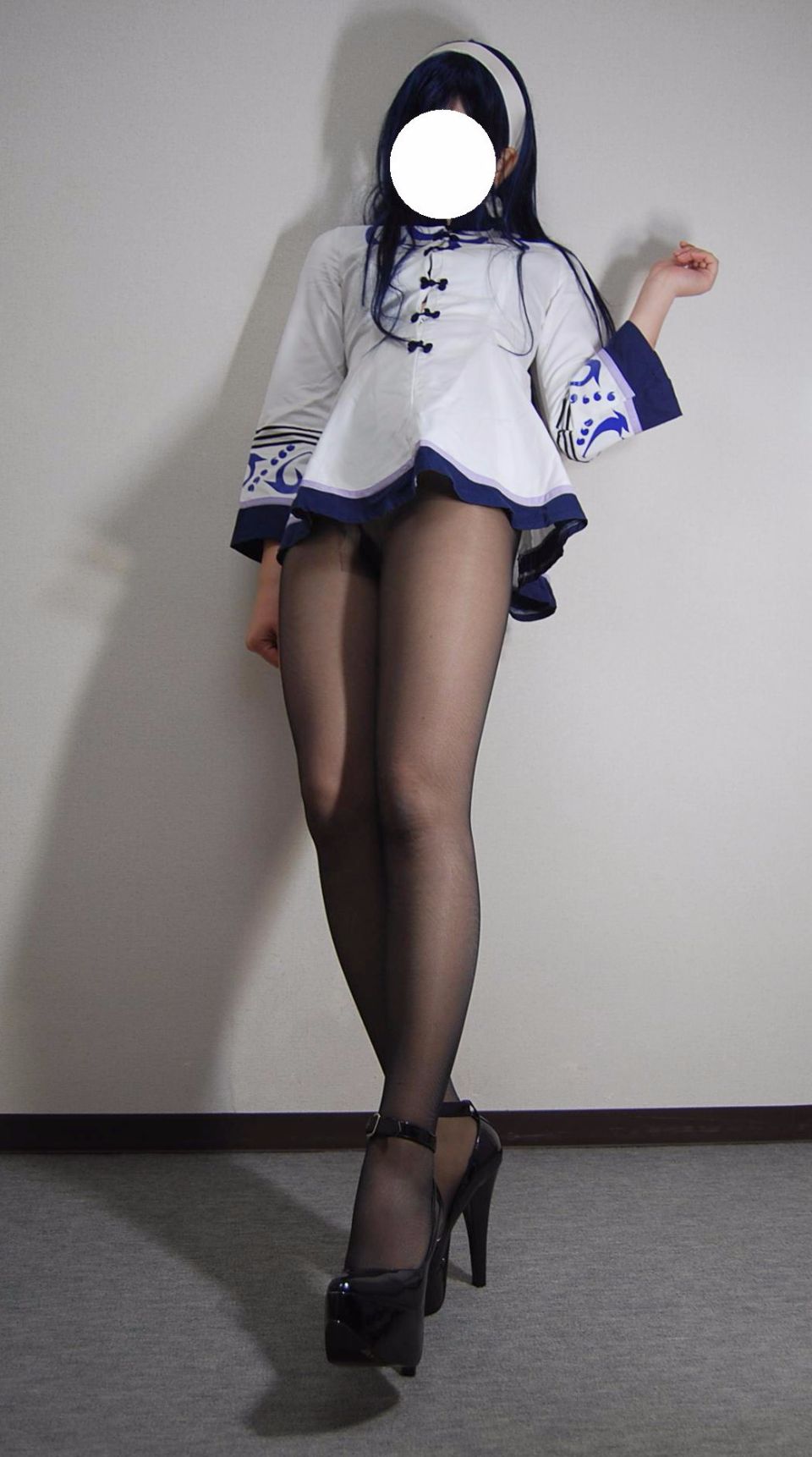 Trang phục đồng phục màu đen siêu mini