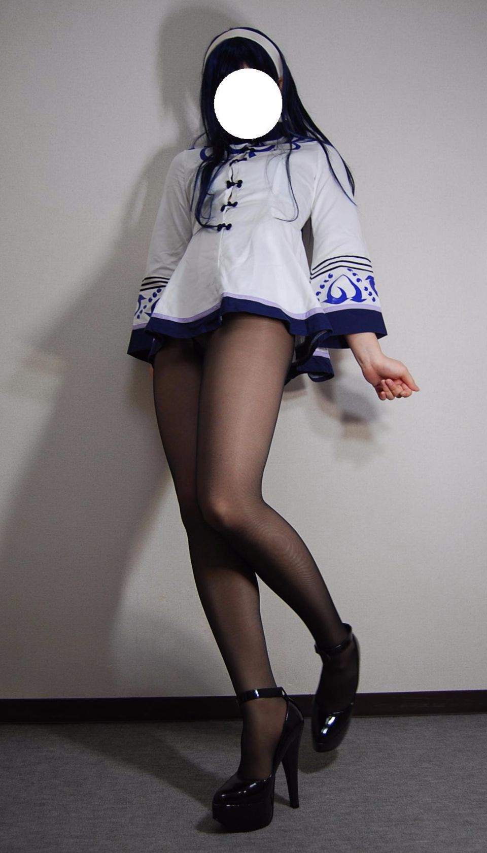 Trang phục đồng phục màu đen siêu mini