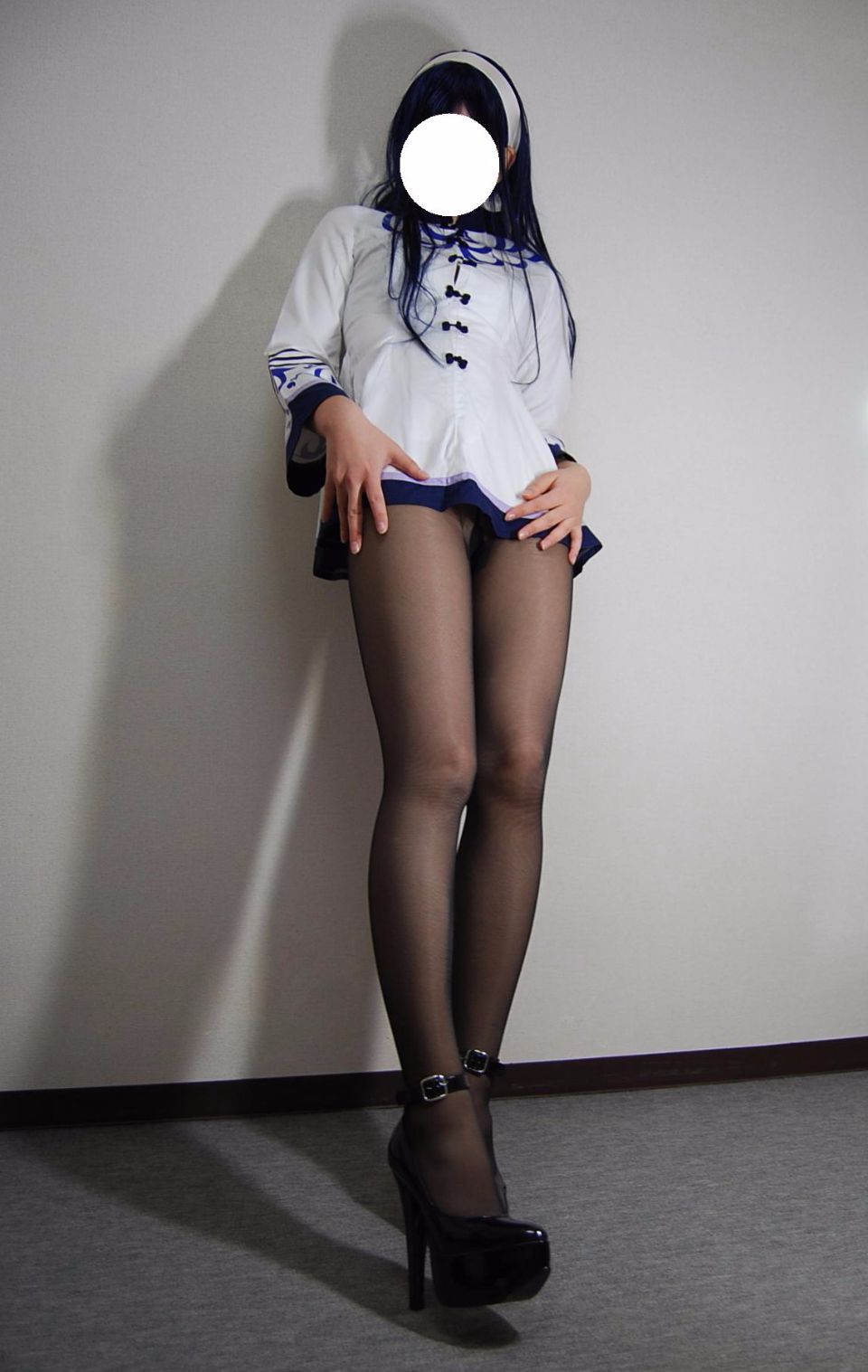 Trang phục đồng phục màu đen siêu mini