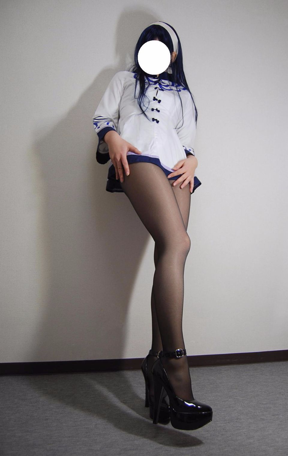 Trang phục đồng phục màu đen siêu mini