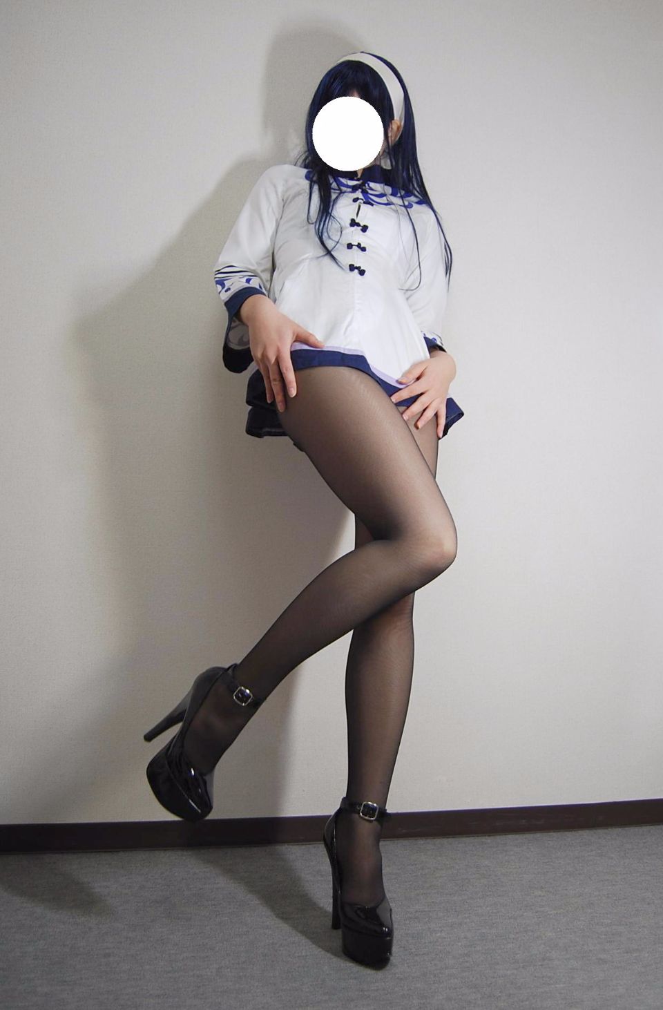 Trang phục đồng phục màu đen siêu mini