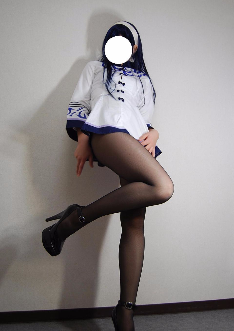 Trang phục đồng phục màu đen siêu mini