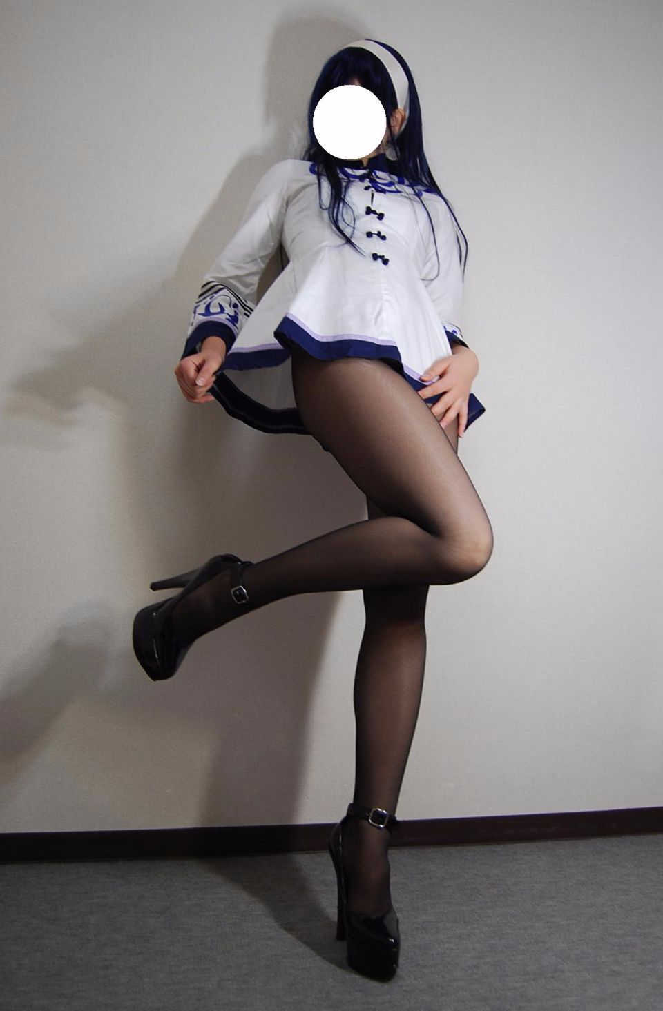 Trang phục đồng phục màu đen siêu mini