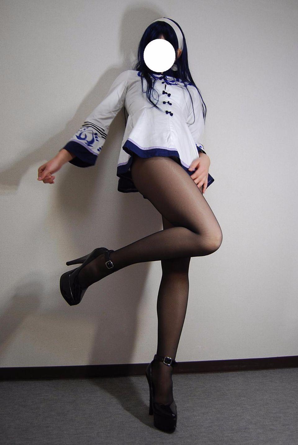 Trang phục đồng phục màu đen siêu mini