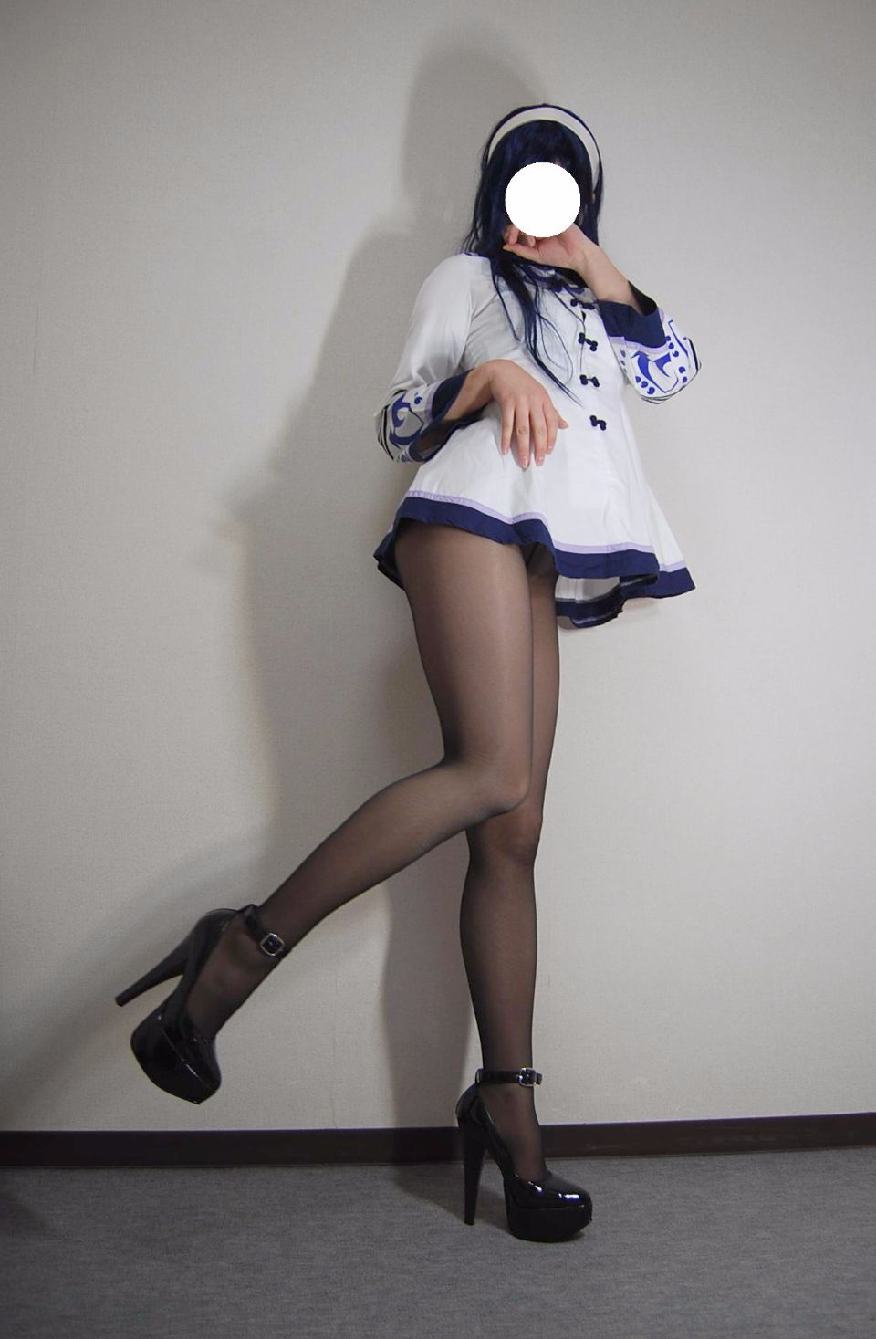 Trang phục đồng phục màu đen siêu mini