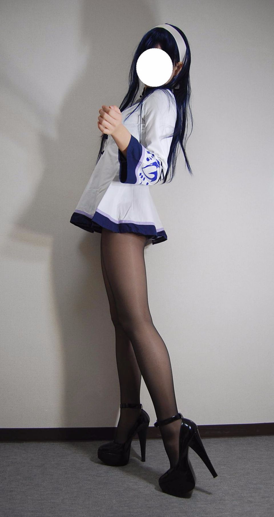 Trang phục đồng phục màu đen siêu mini