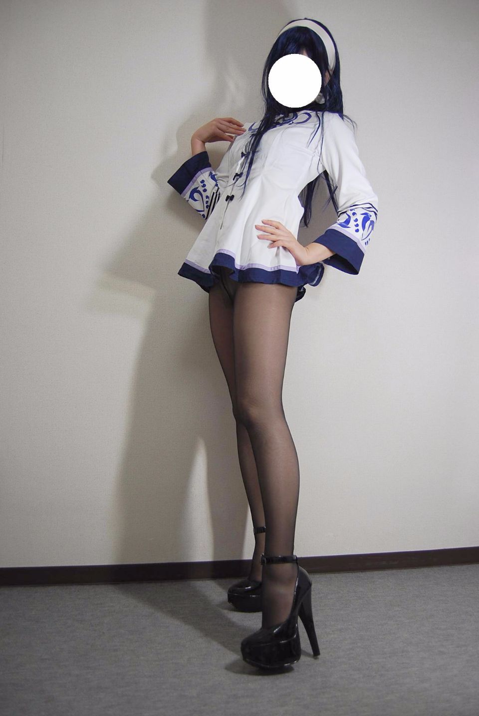 Trang phục đồng phục màu đen siêu mini